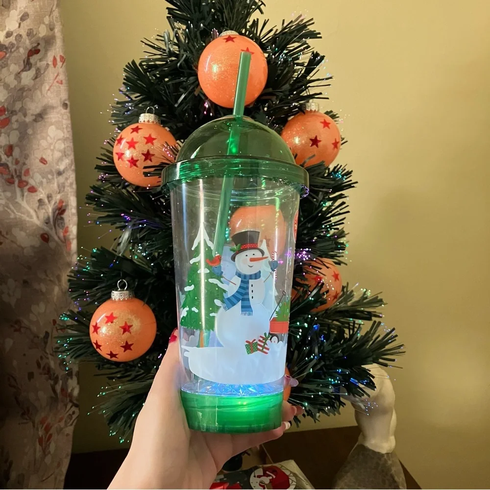 NEW LIGHT UP CHRISTMAS SCENE CUP - Picture 1 of 8